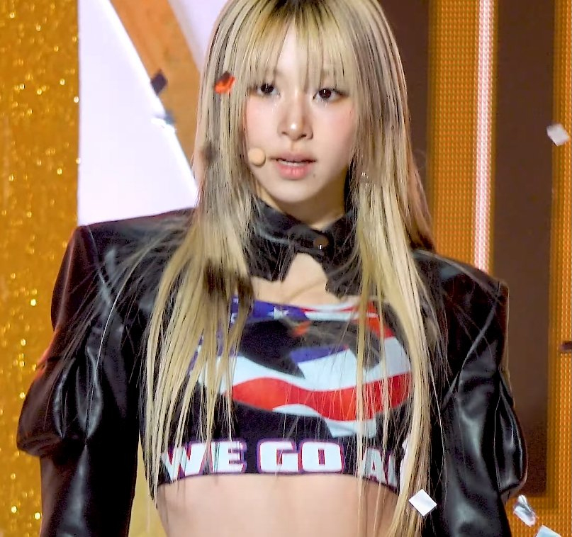 Chaeyoung du groupe K-pop Twice s'excuse d'avoir porté une chemise à croix gammée Sid Vicious après avoir accidentellement porté un haut QAnon lors d'un concert.