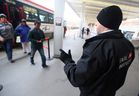 (photo d'archives) Un inspecteur des tarifs de la TTC vérifie les billets à la gare de Bathurst.