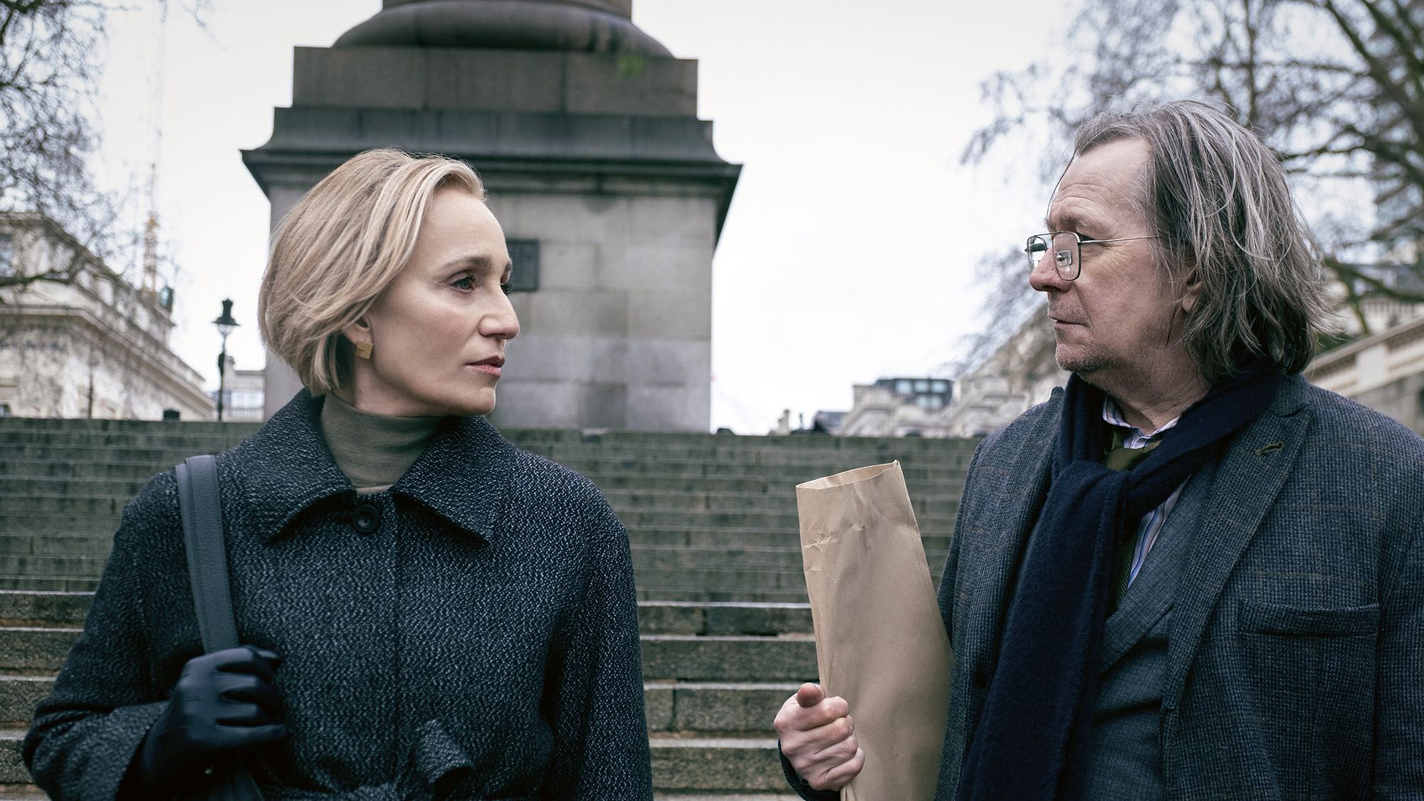 (De gauche à droite) Kristin Scott Thomas dans le rôle de Diana Taverner et Gary Oldman dans le rôle de Jackson Lamb dans Slow Horses, l'une des meilleures émissions Apple TV Plus