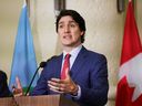 Le premier ministre Justin Trudeau prend la parole lors d'une conférence de presse après sa contribution à la réunion de la CARICOM à Paradise Island, aux Bahamas, le 16 février 2023.