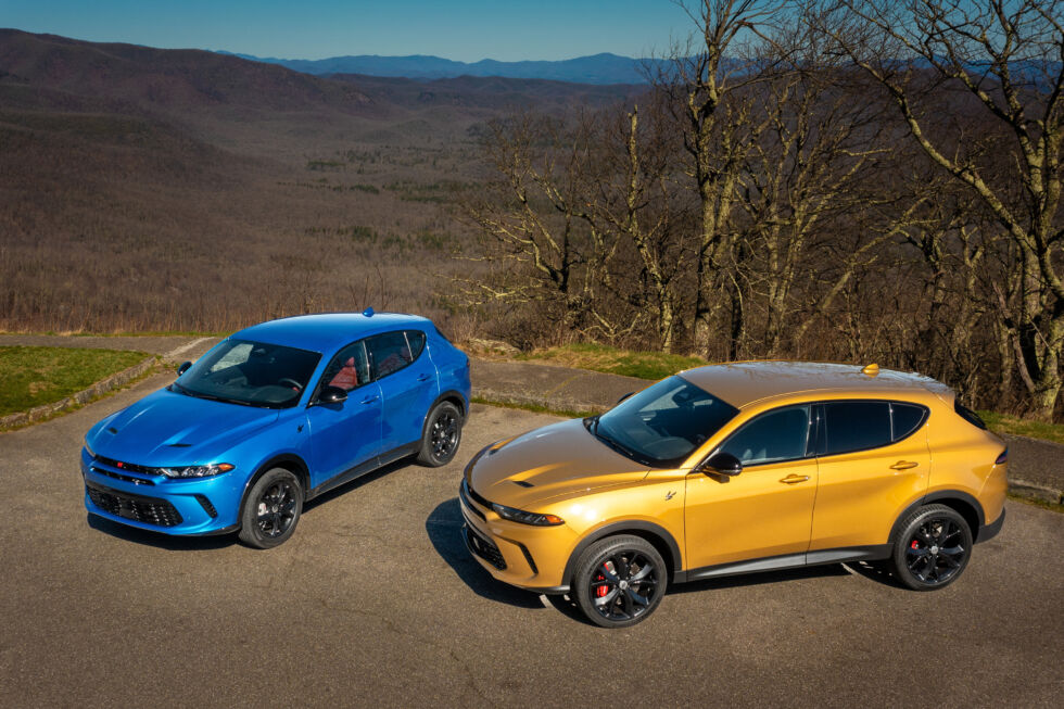 Dodge Hornet R/T 2024 (à gauche), illustrée en Blu Bayou, et Dodge Hornet GT 2023, illustrée en Acapulco Gold.