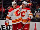 Le centre des Flames de Calgary Elias Lindholm célèbre son but en avantage numérique marqué contre les Ducks d'Anaheim avec le centre Mikael Backlund au cours de la troisième période au Honda Center.