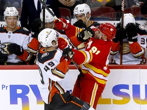 Nazem Kadri affronte l'attaquant des Anaheim Ducks Max Jones au Saddledome le 10 mars.