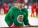 Calgary Flames Jonathan Huberdeau lors d'un entraînement d'équipe au Scotiabank Saddledome le vendredi 17 février 2023.