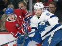 Brendan Gallagher des Canadiens se bouscule le long des bandes avec Erik Cernak du Lightning lors de la deuxième période mardi soir au Centre Bell.