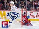 L'attaquant des Canadiens de Montréal Josh Anderson s'écrase dans le filet après avoir été abattu par Mikhail Sergachev du Lightning de Tampa Bay le 21 mars 2023. Anderson a quitté le match avec une blessure. 