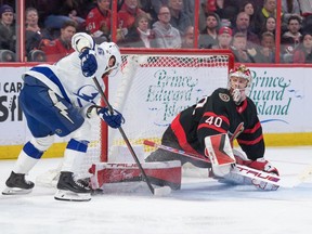 Le gardien des Sénateurs Mads Sogaard effectue un arrêt sur un tir de l'ailier du Lightning Nikita Kucherov en deuxième période.