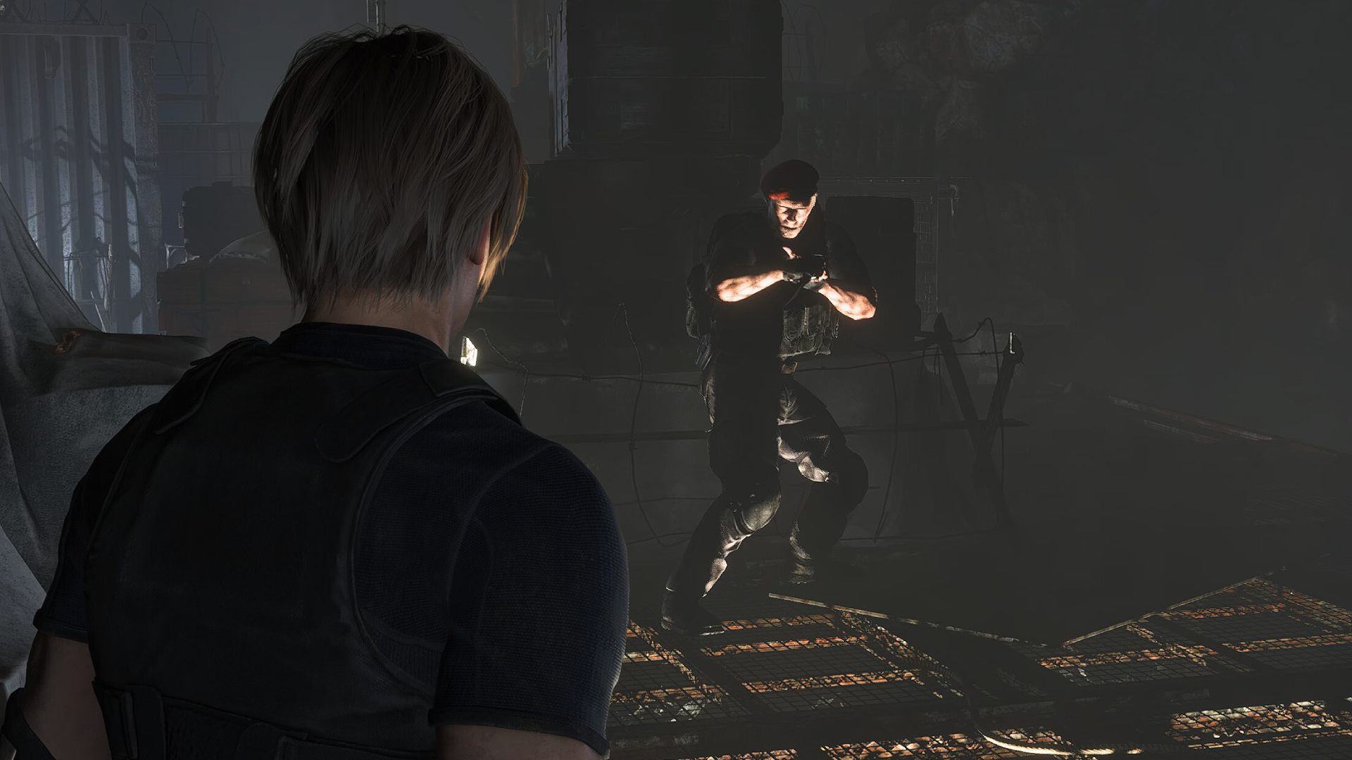 Meilleurs paramètres de Resident Evil 4 Remake: Leon face à Jack Krauser debout dans l'ombre