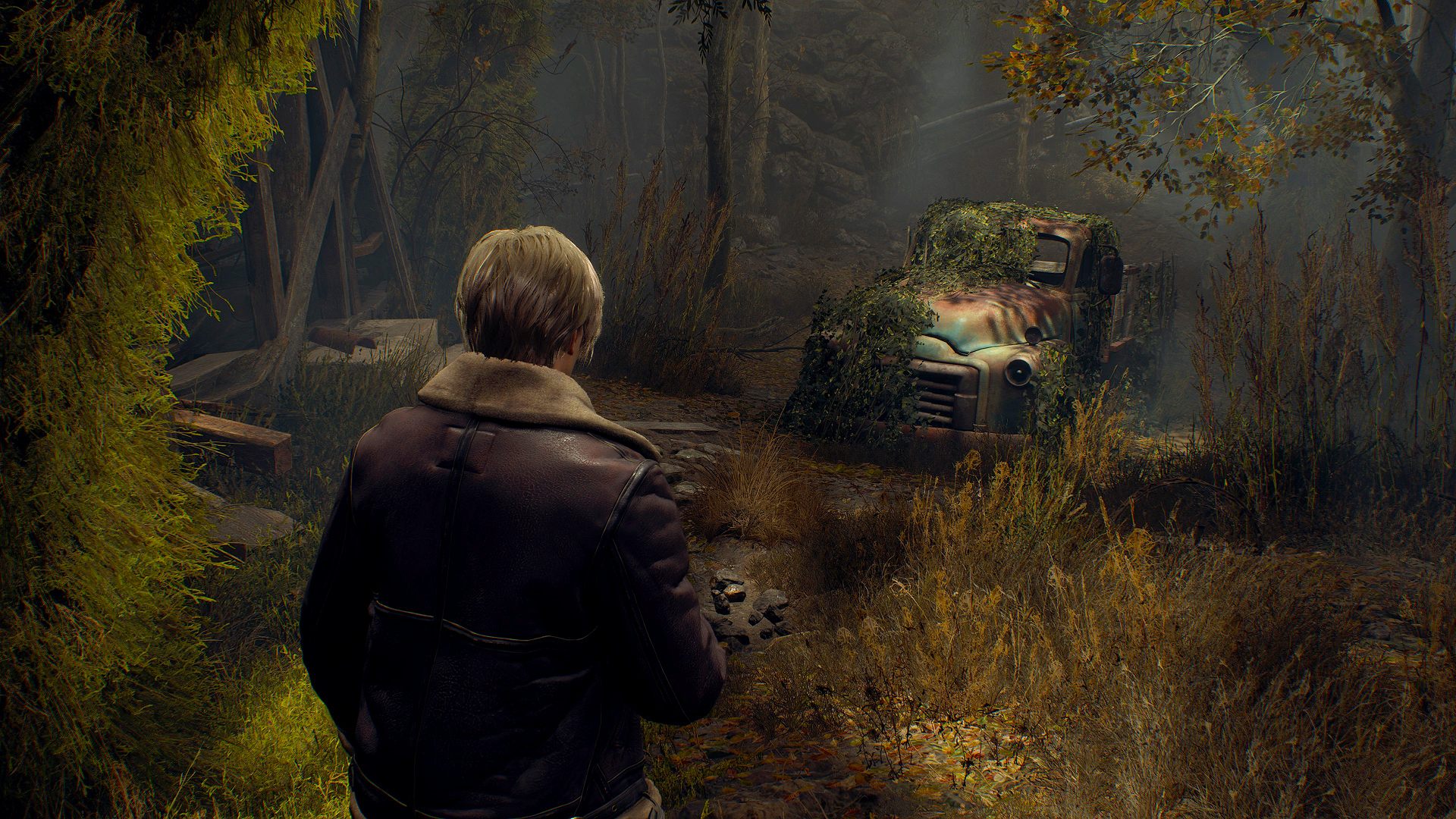 Meilleurs paramètres de Resident Evil 4 Remake: Leon debout dans les bois avec une voiture abandonnée en vue