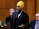 « Aidera-t-il son patron, le Premier ministre, à se couvrir ou votera-t-il pour que le chef de cabinet du Premier ministre témoigne ? »  Le chef conservateur Pierre Poilievre a posé la question à Jagmeet Singh du NPD, sur la photo ci-dessus.