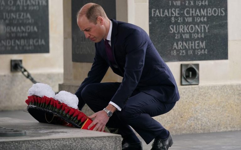 Le prince William dépose une gerbe sur la tombe du soldat inconnu