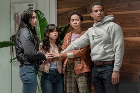 De gauche à droite, Melissa Barrera, Jenna Ortega, Jasmin Savoy Brown et Mason Gooding dans 