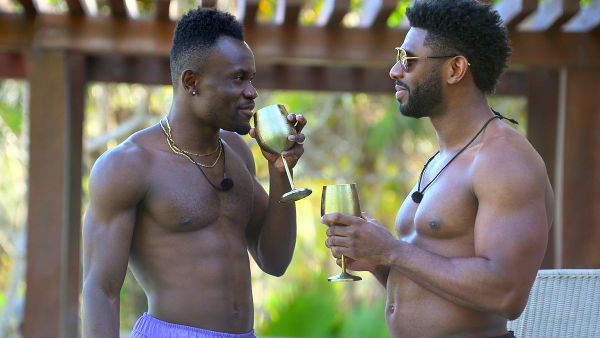 Kwame et Brett debout à la fête de la piscine en train de boire et de parler