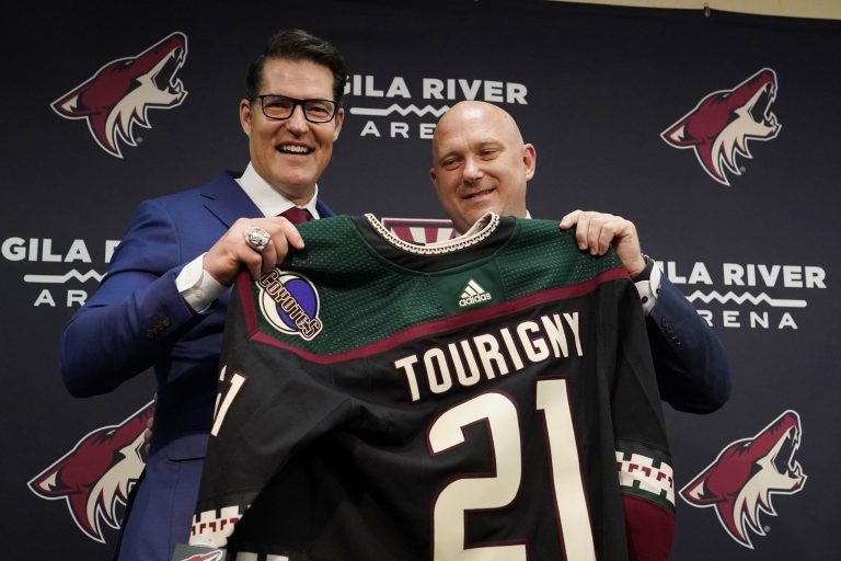 Le directeur général des Coyotes, Bill Armstrong, a des yeux pour la star junior Connor Bedard