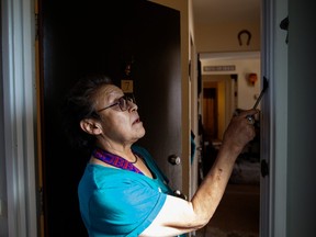 Darlene Blyan regarde les six trous de balle visibles dans l'embrasure de la porte de son appartement le lundi 20 mars 2023, à la suite de la mort par balle du const.  Travis Jordan et Const.  Brett Ryan jeudi dernier.  Blyan vit de l'autre côté du couloir de l'appartement où les deux agents ont répondu à un appel de violence familiale.