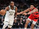 L'attaquant des Milwaukee Bucks Khris Middleton (22 ans) conduit pour le panier contre l'attaquant des Raptors de Toronto Scottie Barnes (4) au premier quart au Fiserv Forum.