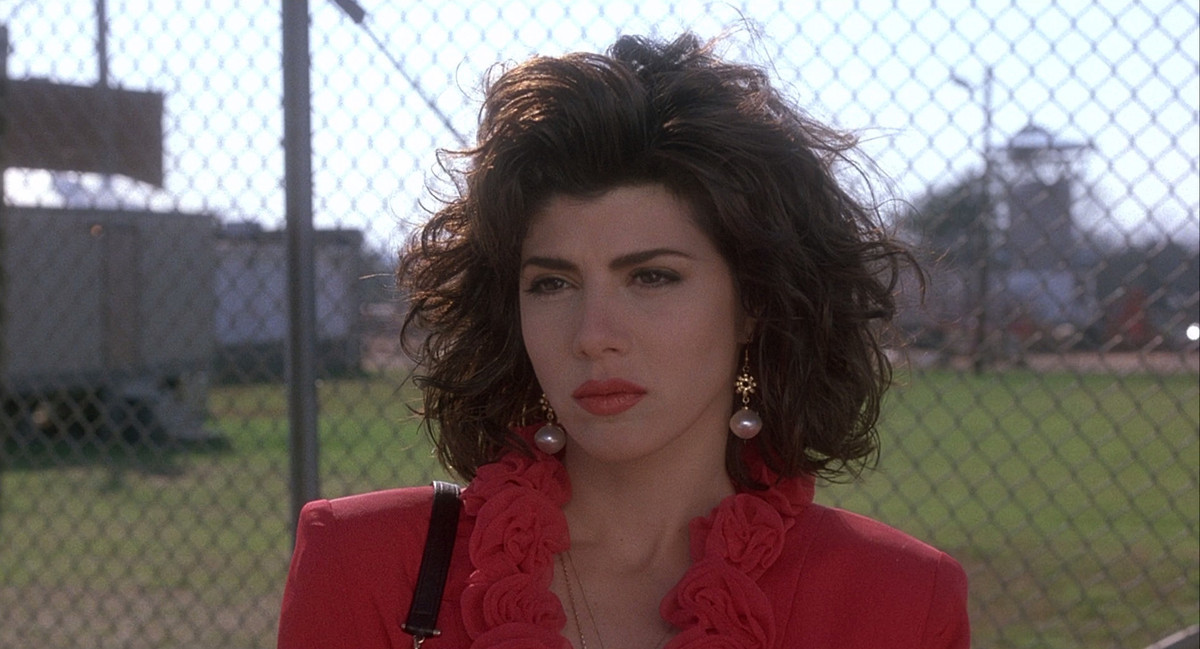 Marisa Tomei devant une cour de prison dans My Cousin Vinny