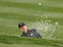 Brendan Steele frappe du bunker au 5e trou lors de la dernière ronde de l'événement LIV Golf au Gallery Golf Club. 