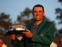 Golf - The Masters - Augusta National Golf Club - Augusta, Géorgie, États-Unis - 10 avril 2022 Scottie Scheffler des États-Unis pose dans sa veste verte avec le trophée après avoir remporté les Masters.