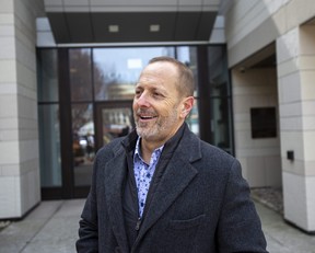 Le maire de Niagara Falls, Jim Diodati, devant l'hôtel de ville le vendredi 24 mars 2023.