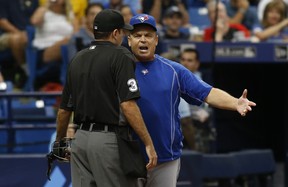 Le manager John Gibbons # 5 des Blue Jays de Toronto a une discussion avec l'arbitre du marbre Pat Hoberg # 31 après avoir été expulsé du match par Hoberg lors de la quatrième manche d'un match contre les Rays de Tampa Bay le 4 septembre 2016 au Tropicana Field à Saint-Pétersbourg, Floride.  (Photo de Brian Blanco/Getty Images)