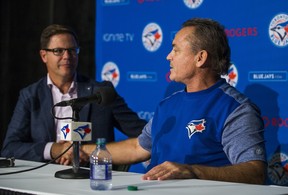 Le directeur des Blue Jays de Toronto John Gibbons (à droite) et le directeur général Ross Atkins se serrent la main après s'être adressés aux médias avant le match contre les Astros de Houston au Rogers Centre de Toronto, en Ontario.  le mercredi 26 septembre 2018. Ils ont tous deux confirmé que ce serait sa dernière saison en tant que manager.  Ernest Doroszuk/Toronto Sun