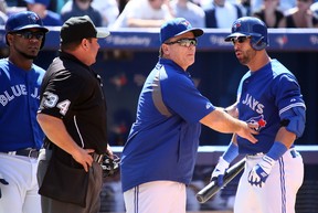 Le gérant John Gibbons retient Jose Bautista des Blue Jays de Toronto alors qu'il plaide un retrait avec l'arbitre Sam Holbrook qui l'a expulsé du match contre les Astros de Houston lors de l'action de la MLB au Rogers Centre de Toronto le 28 juillet 2013. Dave Abel/Toronto Sun