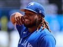 22 mars 2023 ;  Dunedin, Floride, États-Unis ;  Le joueur de premier but des Blue Jays de Toronto Vladimir Guerrero Jr. sourit contre les Orioles de Baltimore lors de la quatrième manche au TD Ballpark.  