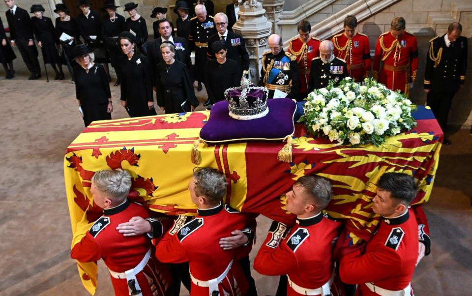 La Queen's Company a conservé son nom jusqu'à l'inhumation du monarque - OLI SCARFF