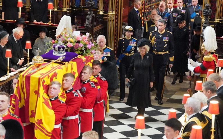 Qui a porté le cercueil de la reine Elizabeth ?