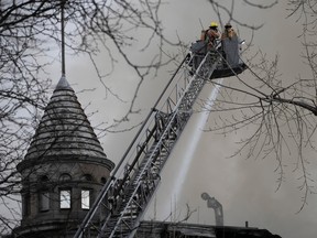 Des pompiers de Montréal sur les lieux d'un incendie sur la rue du Port dans le Vieux-Montréal le 16 mars 2023.