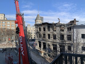 Les pompiers de Montréal ont confirmé le 20 mars 2023 que le corps qu'ils ont retrouvé dans les décombres d'un incendie du Vieux-Montréal dimanche était celui d'une femme.  Il y a six autres personnes portées disparues.