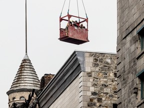 Les pompiers continuent d'enquêter sur les lieux de l'incendie du Vieux-Montréal le mardi 21 mars 2023.