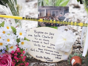 Un mémorial est apparu sur les lieux d'un incendie mortel dans le Vieux-Montréal.  Plusieurs personnes sont toujours portées disparues après l'incendie de jeudi.