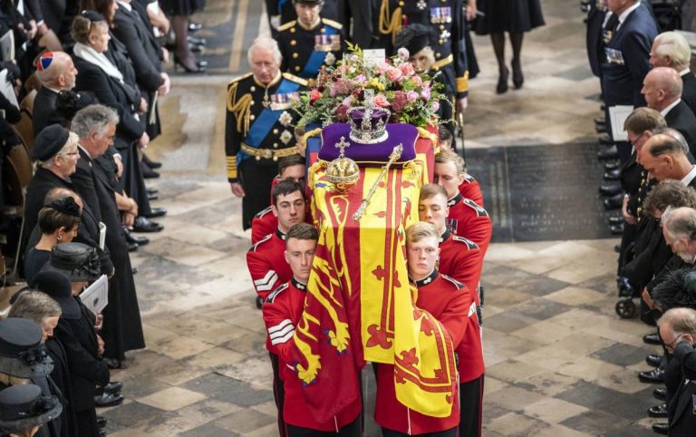 Les porteurs aux funérailles de la reine Elizabeth II reconnus pour leur service au défunt monarque