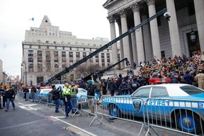 Acteurs et figurants se produisent lors du tournage du film 