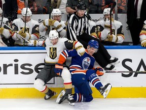 Nick Bjugstad (72 ans) des Oilers d'Edmonton affronte Brett Howden (21 ans) des Golden Knights de Vegas lors de la première période d'action de la LNH à Rogers Place à Edmonton, le samedi 25 mars 2023. Photo de David Bloom