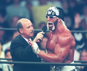 L'annonceur Gene Okerlund reçoit un mot avec Hulk Hogan lors de la carte Nitro de la World Championship Wrestling au Air Canada Centre à Toronto, le 29 mars 1999.