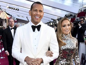 En ce dimanche 24 février 2019, photo d'archive, Alex Rodriguez, à gauche, et Jennifer Lopez arrivent aux Oscars au Dolby Theatre de Los Angeles.