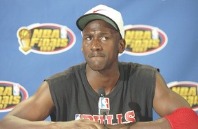 Le garde Michael Jordan des Chicago Bulls parle aux journalistes lors d'un entraînement avant un match éliminatoire contre les Utah Jazz au Delta Center de Salt Lake City, Utah.