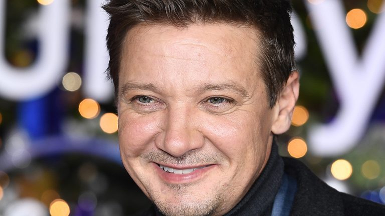 Jeremy Renner marche dans une nouvelle vidéo de sa récupération après un accident de chasse-neige, l'acteur utilise un tapis roulant anti-gravité le plus populaire doit être lu
	
	
