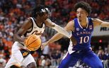 Le gardien des Oklahoma State Cowboys Caleb Asberry (5) tente de dépasser l'attaquant des Kansas Jayhawks Jalen Wilson (10) lors d'un match de basket-ball universitaire masculin entre les Oklahoma State University Cowboys et les Kansas Jayhawks à Gallagher-Iba Arena à Stillwater, Okla., Mardi, 14 février 2023.