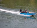 Un bateau de pêche navigue le long de la rivière Saskatchewan Nord le 4 septembre 2022 à Edmonton.