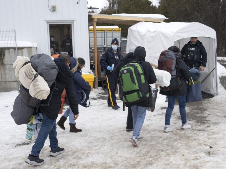 Les demandeurs d’asile continuent de traverser à Roxham Road après le pacte Biden-Trudeau