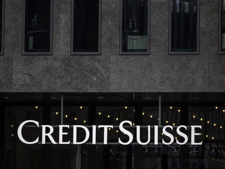 UBS se précipite pour conclure un accord avec le Credit Suisse dès la fin avril, selon des sources