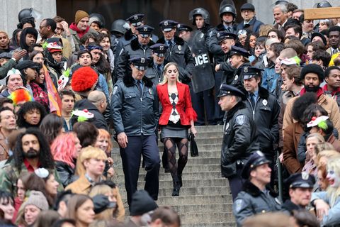 lady gaga dans le rôle de harley quinn en train de filmer avec une foule autour d'elle