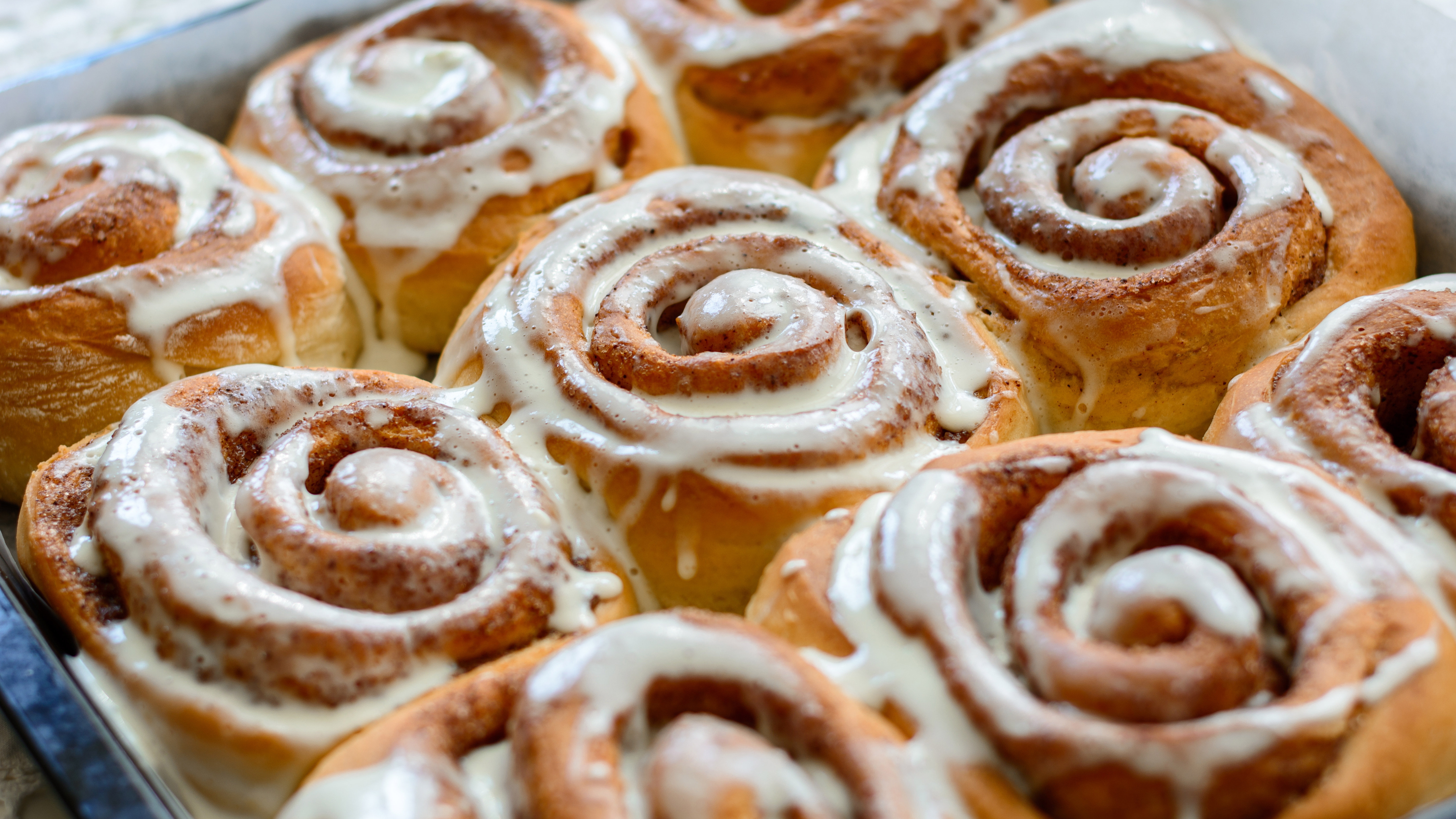 Cinnamon Rolls fraîchement cuits au four et garnis de fromage à la crème sucré