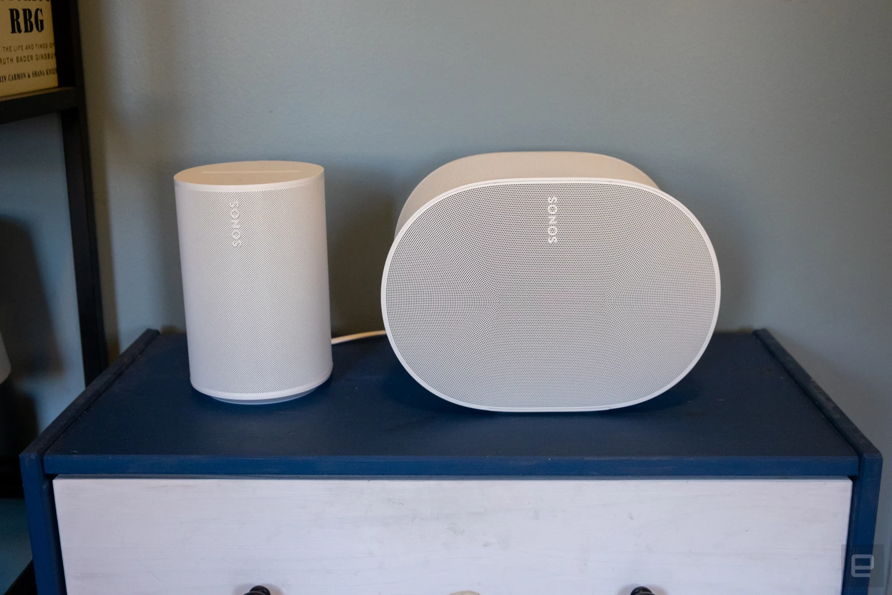 Comparatif des deux dernières enceintes Sonos, les Era 100 et Era 300.