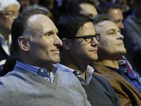 De gauche à droite, le président et chef de la direction des Blue Jays, Mark Shapiro, le directeur général Ross Atkins, puis le directeur John Gibbons au Rogers Centre de Toronto le 4 février 2016.