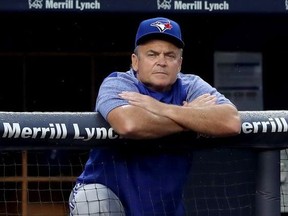 John Gibbons des Blue Jays de Toronto assiste à la première manche contre les Yankees de New York au Yankee Stadium le 17 août 2018 dans le quartier du Bronx à New York.